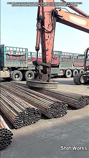 중량 철제 자재 상차를 위한 굴착기 마그네트 어태치먼트 운용 현장 #worker #process #heavyequipment #logistics #steelpipes