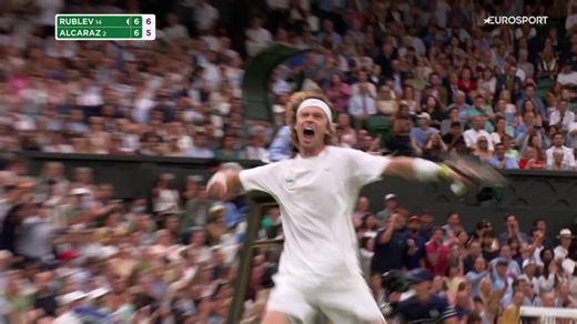 Prachtige backhand langs de lijn - Andrey Rublev pakt eerste set na fenomenaal punt tegen Alcaraz