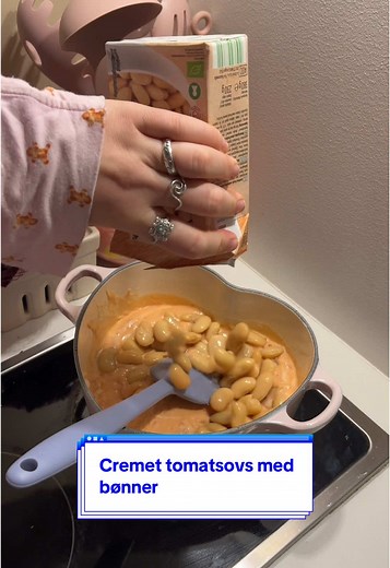 Cremet tomatsovs med bønner og parmesan