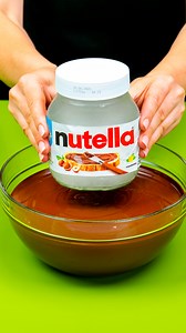 Le dessert au chocolat dont tout le monde parle ! Tellement simple et délicieux ! Ingredientes: sucre: 90 g beurre: 40 g crème fouettée: 60 ml cacahuètes grillées: 50 g glace: 100 g La déco: chocolat au lait: 50 g huile: 10 ml crème fouettée: 30 ml cacahuètes grillées: 40 g La crème: fromage à la crème: 250 g sucre en poudre: 50 g crème fouettée: 120 ml gélatine: 6 g eau: 20 ml chocolat au lait fondu: 30 g Le glaçage: chocolat au lait: 200 g huile: 15 ml pâte: oeufs: 1 pc sucre: 35 g huile: 20 m