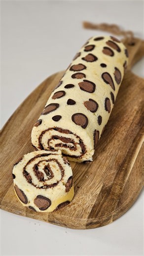 Gâteau roulé Léopard🐆 Voilà un biscuit roulé inratable, il reste bien moelleux, impossible à casser. Dites-moi si vous testez la recette ❤️ Ingrédients 4 œufs 50 g de sucre 40 g d’huile neutre 40 g de lait 80 g de farine Vanille Cacao en poudre Pâte à tartiner Lea étapes Tiédir le lait et l'huile 15s au micro-ondes Séparez les blancs des jaunes. Mélangez les jaunes avec le lait, l’huile Ajoutez la farine, mélangez Montez les blancs avec le sucre. Pour former une meringue Incorporez-les délicate