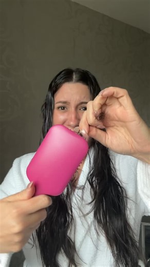 🚨 ¡NO ES NORMAL QUE SE TE CAIGA TANTO EL CABELLO! 🚨 Pero tranquila... aquí está la solución que tu cabellera necesita 💁‍♀️✨ 💜 Nuestro Shampoo Anti Caída de La Pócima de Rapunzel está hecho con ingredientes 100% naturales, diseñado para: ✅ Detener la caída ✅ Estimular el crecimiento ✅ Dar brillo y humectación ❌ Sin sulfatos ❌ Sin parabenos 📅 Solo tienes que seguir los pasos y ser constante... tu cabello te lo va a agradecer 💫 Y para el toque final: 💥 Nutripeinador = cejas pestañas gel fija