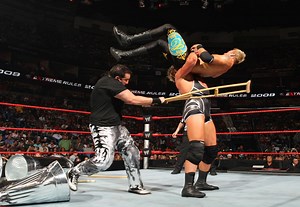 三重威胁硬核赛，争夺ECW冠军，武器层出不穷！