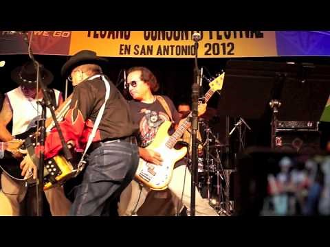 Mingo Saldivar y Los Cuatro Espadas performing Pajaro Negro