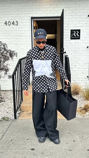 Look for this detail when you shop a garment that has hidden plackets #clothing #shopping #clothes #fashiondesigner #fashiondesign #fashion #designerwear #fastfashion #womenswear #menswear | Hanchenxuu