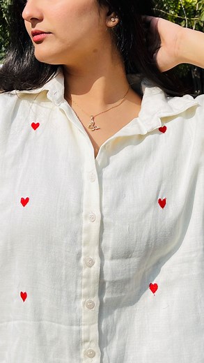 Traptieee♡ on Instagram: "When he gives you buttefly and you carry it everywhere you go🦋🫶🏼 This beautiful gold plated diamond butterfly necklace is from @parsh_lifestyle . . . . . . . . . (Butterfly necklace, parsh, neck piece, butterfly, love, trending video, viral reels)#trendingreels #butterflies #explorepage #foryou #viralreels #necklaceoftheday"