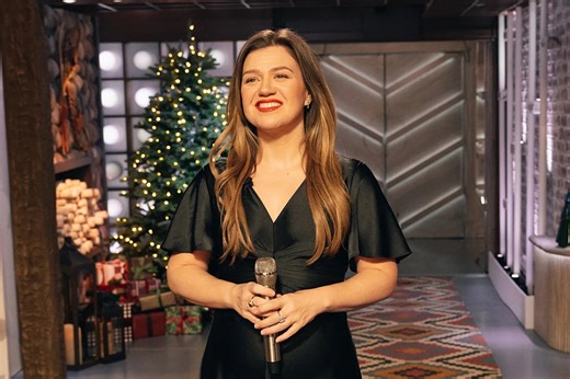 Kelly Clarkson's Soul-Stirring "O Come, O Come, Emmanuel" Is a Spiritual Experience