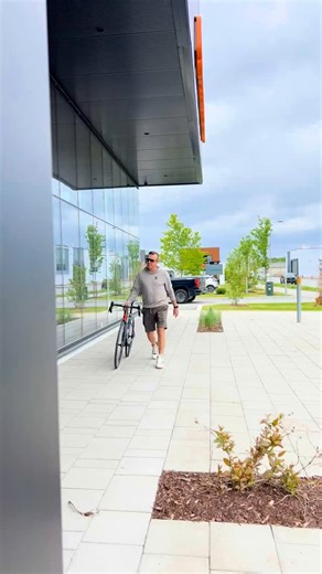 Chez Bicycles Quilicot, on prend le temps de bien faire les choses. 😎 @maxlalonde est passé en boutique pour équiper son nouveau vélo, et Jean-François était là pour le guider dans le choix des bons accessoires. Un service personnalisé, des conseils d’expert, le tout dans une ambiance chaleureuse qui fait toute la différence. 🙌🏼 Venez vivre l’expérience par vous-même, on s’occupe de tout ! #bicyclesquilicot #quilicot #cyclisme #velo #veloderoute #velohybride | Bicycles Quilicot