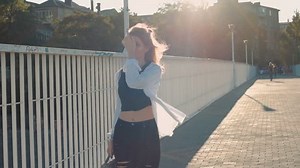 Young Pretty Woman Walking City 库存影片视频（100% 免版税）1009361132 | Shutterstock