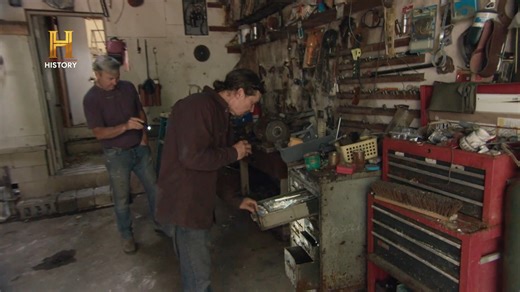 16K views · 202 reactions | Mike e Danielle exploram uma casa incrível em Detroit cheia de relíquias de arte popular, enquanto Jersey e Robbie descobrem ferramentas raras e acessórios exclusivos para um Ford Modelo T em um acervo de colecionador em Michigan. #CaçadoresDeRelíquias | HISTORY | Facebook