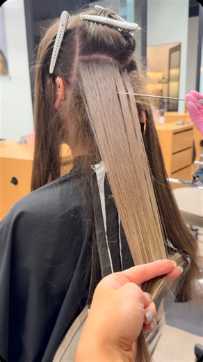 Natalie Simoes on Instagram: "I just cut all the boring parts  #hairfoil #foiling #hairfoiling #hairstylist #hairfoilyage #hairfoils #foils #hairfoilingtechnique"