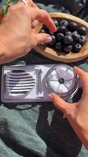 Blueberries in action 🫐🫐👍😆 #blueberry #asmr #satisfyingvideos #viralvideos #foodasmr #reels #oddlysatisfying | Fruit Flow