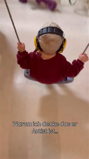 Christine Lüchinger on Instagram: "Manchmal frage ich mich was an seinem Verhalten NICHT autistisch ist… weil es manchmal NUR autistische Anzeichen gibt. ➡️Stimming/ Regulieren ist bei ihm so ziemlich on Top. Er reguliert sein Nervensystem mit so vielem und so oft. ->schaukeln ->im Kreis laufen ->Echolalie (1,2,3, ja, ja ,ja ) ->vokales Stimming (düdadüdadüdadüda) ->er zieht sich oft zurück auf unseren Pausensessel wenn es ihm zu viel wird ➡️Übergänge sind sehr schwierig. (Wenn wir nach draussen