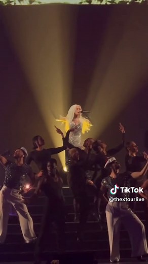 ❤️‍🔥| Christina Aguilera interpreta
