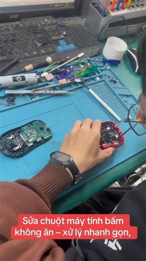 Chuột máy tính sau thời gian sử dụng thường gặp các lỗi như: ❌ Bấm chuột trái/phải không ăn ❌ Click lúc được lúc không, phải bấm mạnh mới nhận ❌ Rê chuột bị giật, đơ, phản hồi chậm ❌ Chuột gaming bị double click, liệt nút 👉 Anh/chị khách mang chuột qua bên em kiểm tra, kỹ thuật đã vệ sinh tiếp xúc, thay nút bấm hỏng và test kỹ trước khi bàn giao – chuột hoạt động mượt như mới! 🔧 Phùng Gia chuyên sửa chữa chuột máy tính các loại: ✅ Chuột văn phòng – chuột gaming – chuột không dây ✅ Sửa liệt cli