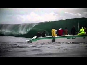 Surf Teahupoo : Code Red,la session surf historique sur le célèbre spot de Tahiti