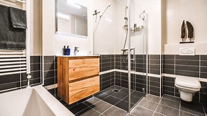 "Il me regardait par le trou de la serrure de la salle de bains" : le beau-père filmait sa fille de 6 ans et sa belle-fille de 12 ans sous la douche