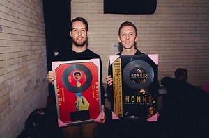 Lirik Lagu 'Free Love' yang Dipopulerkan oleh HONNE - Sonora.id