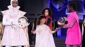 Pierre Cardin, la Săptămâna Modei de la Paris cu o linie din era spațială!