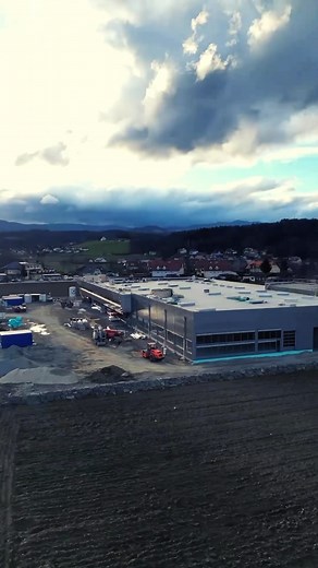 Werk 3 nimmt Fahrt auf! Auf der Baustelle geht es mit voller Geschwindigkeit voran. Jeder Baufortschritt bringt uns unserem neuen, hochmodernen Standort ein Stück näher. MSG investiert in die Region und schafft so nachhaltige Arbeitsplätze und neue Perspektiven. Wir halten euch auf dem Laufenden – es bleibt spannend! www.msg-automotive.com #werk3 #bauupdate #mechatronicsystemsgmbh | MSG Mechatronic Systems GmbH