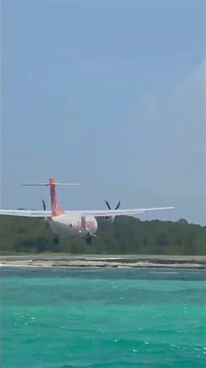 ATR 42 Conviasa LANDING in Los Roques Venezuela