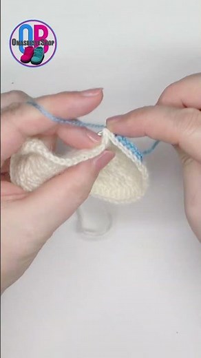 How to create the 90° transition from the sole of the baby shoes to the main upperh#crochet#knitting