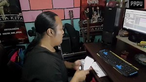 600K views · 10K reactions | Ok...malam ni apak masuk vocal guide utk lagu baru apak yg berjudul SUARA MU SYAIR KU ,kali ni lagu apak agak lain sikit dr lagu2 apak sebelum ni......lagu ni di tulis oleh apak sendiri dan lirik di tulis sepenuhnya oleh brother apak iaitu mr YABANG KALIPAH... | Apak Harry Khalifah | Facebook