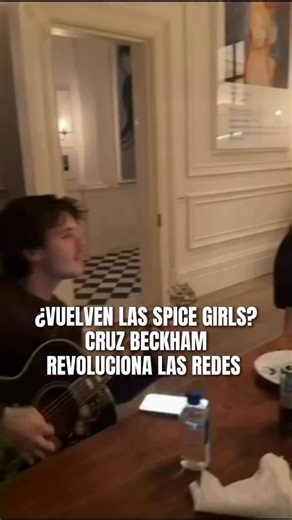 Vanitatis - Tu revista digital de Lifestyle on Instagram: "😮¡Cruz Beckham revoluciona las redes! El hijo de Victoria Beckham deja en el aire la posible vuelta de las Spice Girls, al menos en una aparición estelar, y comparte un 'ensayo' con casi todas las integrantes (a falta de Mel B). Con el joven a la guitarra, las artistas salen cantando un tema a conjunto. Cabe recordar que el tercer hijo de los Beckham tiene su propio grupo y actualmente se encuentra de gira por Europa, cuyo último concie