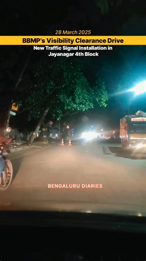 New Traffic Signal Installed in Jayanagar 4th Block Amid BBMP’s Visibility Clearance Drive Jayanagar, Bengaluru: In a bid to ease traffic congestion and improve road safety, the Bruhat Bengaluru Mahanagara Palike (BBMP) is installing a new traffic signal at a key junction in Jayanagar’s 4th Block. The move comes alongside a controversial visibility clearance initiative, where trees obstructing driver sightlines near intersections are being selectively trimmed or removed. While the signal aims to