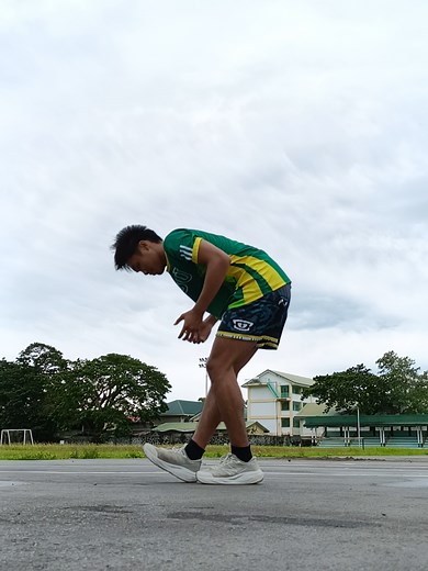correct way of doing your warm-up. Hamstring sweeps. dynamic stretches. #running #trackandfield #correct