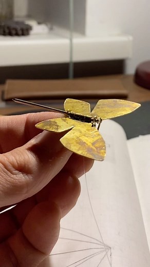 𝗜𝗹𝗹𝘂𝘀𝗶𝗼𝗻𝗶𝘀𝘁 𝗩𝗮𝗱𝗶𝗺 𝗚𝗼𝗿𝗱𝗲𝗲𝘃 on Instagram: "#jewelry #joyars #accessories #accesorios #pulsera #design #diseño #art #arte #artecontemporaneo #contemporary #brooch #butterfly #mariposa #automata #automaton #mechanical #mecanicaljewelry #joyasmecanicas #mechanism #fashon #moda #barcelona #españa #catalunya"