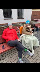 Pēdējais cigārs...pēdējā bilde...pedejais dialogs....šodien jau tas bija monologs pavadot Māri. Cigārs un latte ar mācītāja kungu… kur pat neapzinies ka tā ir gan grēksūdze, gan vēlme redzēt apliecinājumu, ka kāds klausās ar vieglu galvas mājienu un saprotošu rokas žestu. Tā mēdza būt tāda dziedinoša sajūta kas pārņem mūsu satikšanās reizēs. Nerunājam par reliģiju, ļoti maz par sportu, neaģitējām savas pārliecības un ticības. cigārs mums bija notikums...vai tās bija vienkārši sarunas, dialogs va