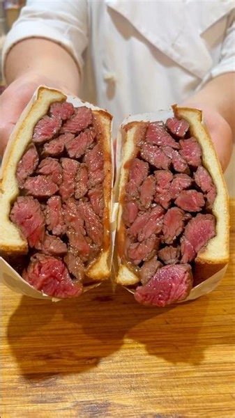 【反則級】デカいサンドイッチ！レアハラミステーキサンド Giant Rare Steak Sandwich こんなにデカいサンドイッチは反則だ 大阪グルメ