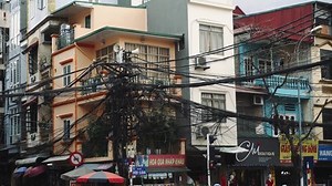 Power Lines Electric Cables City Streets: Stockvideos & Filmmaterial (100 % lizenzfrei) 1062412435 | Shutterstock