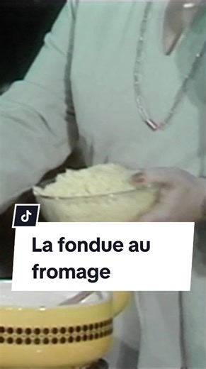 Bourguignonne, chinoise ou au fromage… C’est la saison idéale pour se réunir autour de la #fondue . 🫕🧀🥖 🎥 Les coqueluches, 11 janvier 1980 #archivesrc #radiocanada #archives #fondueaufromage #recette