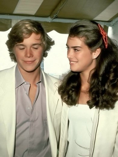 “From teen idol to unrecognizable.” Christopher Atkins, once the golden boy of The Blue Lagoon, has reappeared with silver hair—and a life story full of twists, loss, and redemption 🎬🌊 See what he looks like now in the comments 👇📸 | Interesting to know