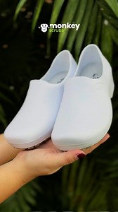 ¿Tus pies sobreviven al turno o sufren con cada paso? 👣😩 Que ellos terminen enteros depende de los Sticky Shoes: suela antideslizante, amortiguación en el arco y un fit cómodo para moverte sin sufrir. 💪 ¿Ya fuiste por los tuyos? 🐒 Podés encontralos en todas las tiendas MonkeyScrubs 📍 San Pedro | San José | Cartago | Heredia | Uruca | Liberia 📞 Pedí el tuyo al 7004-4670 | MonkeyScrubs