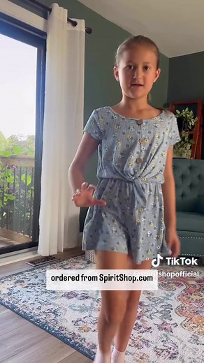 It’s unboxing time! Ordering our school spirit gear on SpiritShop.com is so easy, and the shipping is super fast! Amber and her family refreshed their closets with new sweatshirts for everyone, a cozy blanket for game days, and these super cute mugs to keep drinks warm/cool. They’re ready to cheer and show their school spirit in style! Start the year off ahead of the game by grabbing all your school spirit wear ASAP! Plus, everything is on sale right now! Click the link in our bio to find your s