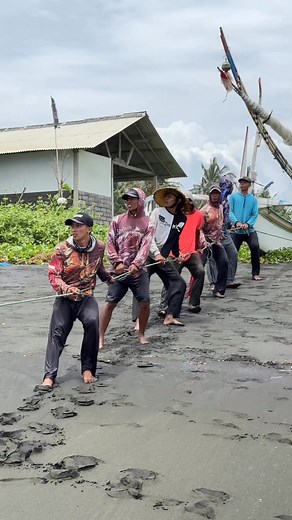 1.8M views · 24K reactions | Seru banget saat kapten feri menangkap gerombolan ikan GT yang bermain di pinggir pantai #edikhannn #nelayanbali #nelayanindonesia | Edi Purnomo | Facebook