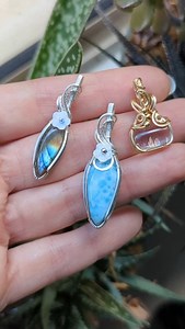 Mini mid-week shop update: these 3 new pendants are coming to my website Wednesday at 7:30pm Eastern USA time #wirewrappedpendant #wirewrap #riojeweler | OxanaCrafts