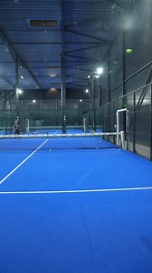Very fun padel warm-up drill! Variations: - The ball must bounce - Straight instead of crosscourts - Throw with your non dominant hand This is super fun, from kids to advanced level. | Otro Nivel Padel