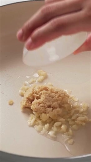 Egg roll in a bowl is the ultimate no-fuss dinner. 🥢 Ground pork, cabbage, soy or coconut aminos, and garlic. It's all in one pan and ready as fast as you need to. 🤤 💬 Comment