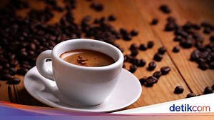 Bagaimana Hukumnya Minum Kopi dengan Sirup Rum Non Alkohol?