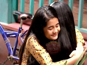 When Amayra and Kulfi HUG each other | Kullfi Kumarr Bajewala