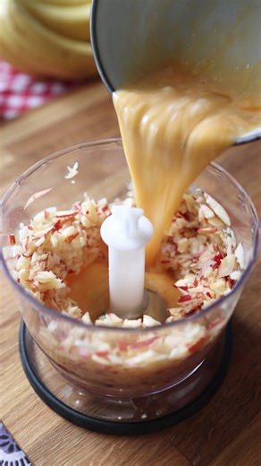 Rezept unten 👇 🍏🍫 Schneller Apfel-Schoko-Kuchen! Nur **3 Zutaten** und in **5 Minuten** bereit zum Backen! 🍰 - **Ohne Banane, Zucker, Gluten oder Milch!** **Zutaten:** • 2 Äpfel • 2 Eier • 1 TL Vanillezucker • 3/4 Tasse (100g) Kakaopulver Alles mixen, in eine gefettete Form füllen und für **30 Minuten bei 180°C** backen. Perfekt für einen leckeren und einfachen Snack! ✨ #glutenfrei #laktosefrei #schnelldessert #gesundesdesser | Rezepte von Anna