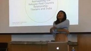 «Short troppo corti». La studentessa si spoglia in risposta alle critiche della prof