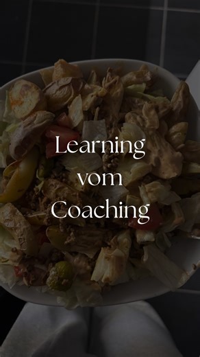 Emmily Hamburg | Health is Wealth🍀 on Instagram: "Früher dachte ich: weniger essen = mehr abnehmen. Aber hier habe ich einen Teller in der Hand, den ich nicht umrühren kann. Mein Kopf sagt, wie soll das gehen? Eine smarte Verteilung macht‘s möglich. Ich habe so wenig gegessen, dass mein Körper geklammert hat. Jetzt kann er wieder los lassen. Ein richtig wichtiges learning. 644kcal | 48g Protein | 68g carbs | 16g fat #abnehmen #healthylifestyle #explorepage"