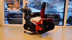 Wado Power SXC1070 ❄ Modellen over SXC965 kommer med kraftige 10 hk og en bred arbeidsbredde på 72 cm, som gjør snøryddingen både effektiv og enkel. Den er utstyrt med styreclutcher som gir presis kontroll og gjør maskinen lett å manøvrere, selv under krevende forhold. https://trama.no/a/produkter/snoefresere/bensin-826/wado-power/wado-power-sxc-1070he | Trama Harstad