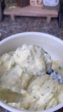 Puré de papa cremoso con queso parmesano y perejil