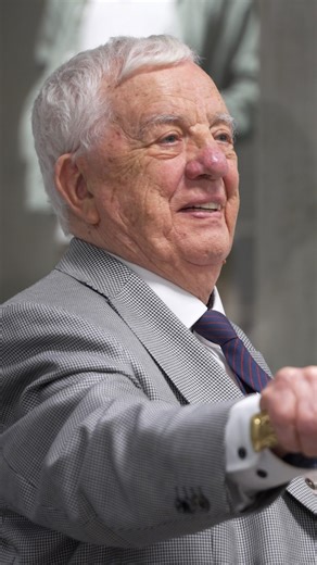 #LTVPirmizrāde Par prieku sev, par prieku tev un ļautiņiem par prieku... Fantastiskas darba spējas un talants arvien dāvāt prieku ar jauniem koncertiem, jaunām dziesmām un neiztrūkstošu humoru. 🎹 Dokumentālā filma “Maestro Raimonds Pauls. Dziesmiņa par prieku.” 12. janvārī 21.10 LTV1 un Replay.lv #LatvijasTelevīzija #Maestro #RaimondsPauls | LTV.lv